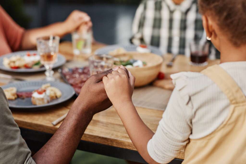 family praying for dinner